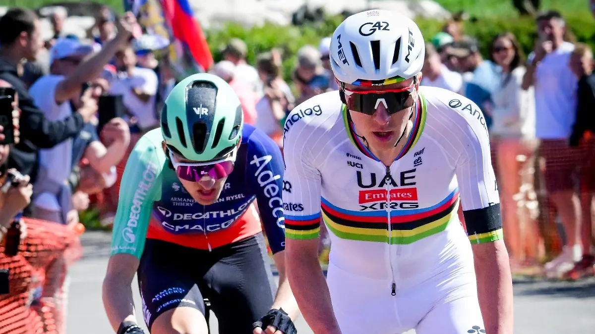 26-04-2026-Belgien-Luettich-Der-Franzose-Paul-Seixas-vom-Decathlon-CMA-CGM-Team-und-der-Slowene-Tadej-Pogacar-r-vom-UAE-Team-Emirates-XRG-in-Aktion-waehrend-des-Herren-Eliterennens-der-UCI-World-Tour-Luettich-Bastogne-Luettich-259-5-km-von-Luettich-ueber-Bastogne-nach-Luettich