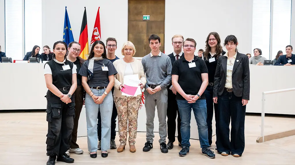 Beim-ersten-parlamentarischen-Jugendforum-im-Brandenburger-Landtag-konnten-Jugendliche-und-junge-Erwachsene-die-politischen-Ablaeufe-kennenlernen-diskutieren-und-Wuensche-formulieren