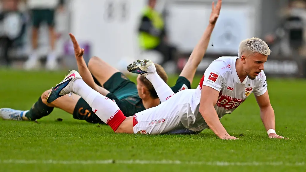 26-04-2026-Fussball-1-Bundesliga-2025-2026-31-Spieltag-VfB-Stuttgart-SV-Werder-Bremen-in-der-MHP-Arena-Stuttgart-Ermedin-Demirovic-Stuttgart-am-Boden-DFL-and-DFB-regulations-prohibit-any-use-of-photographs-as-image-sequences-and-or-quasi-video