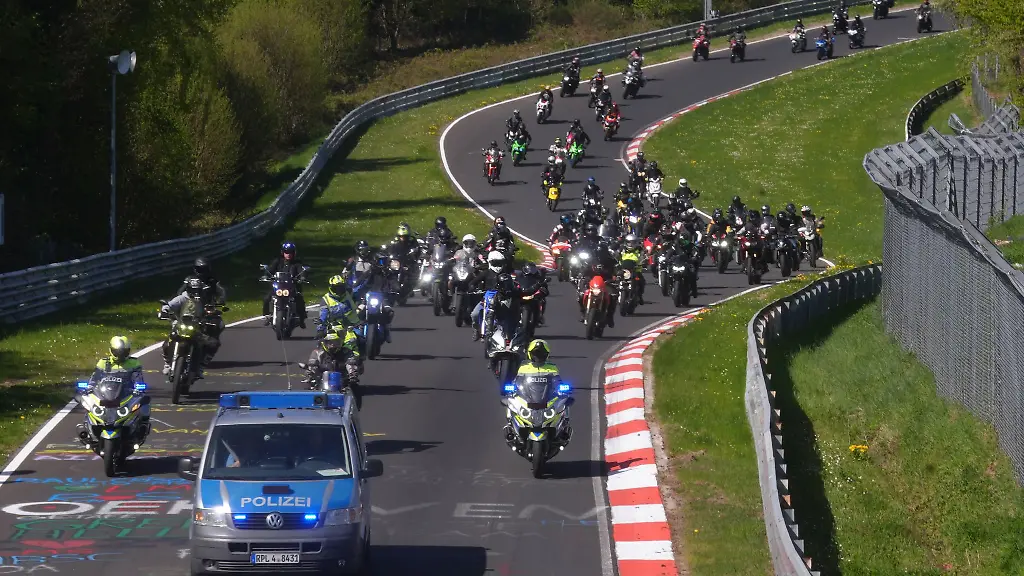 Der-Korso-zieht-ueber-die-Nordschleife