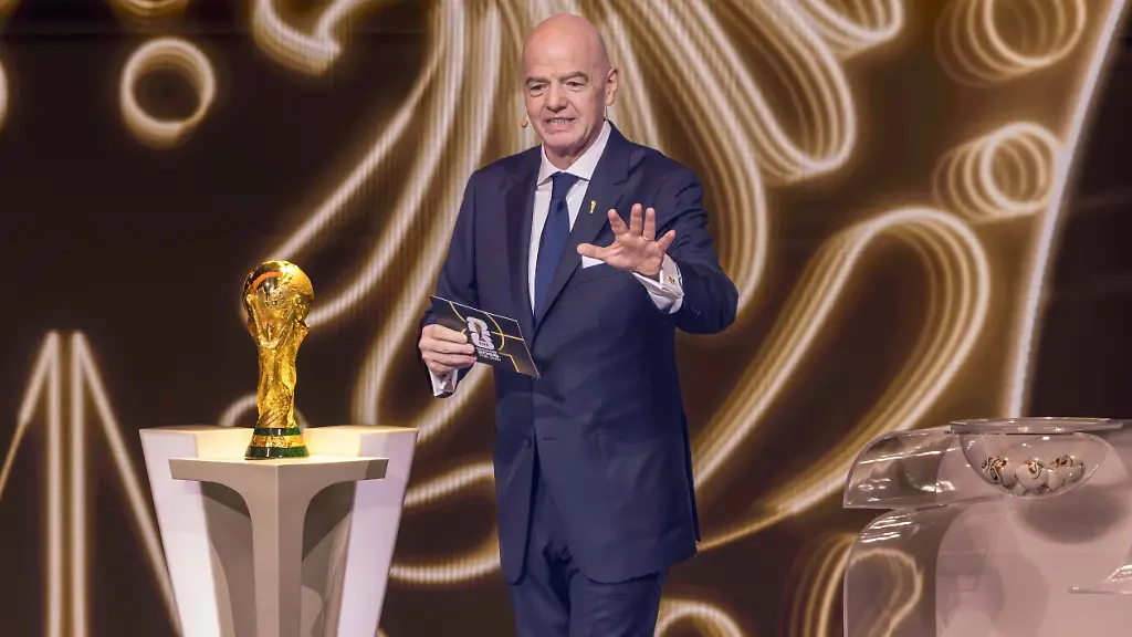 FIFA-World-Cup-WM-Weltmeisterschaft-Fussball-Draw-FIFA-President-Gianni-Infantino-at-the-FIFA-World-Cup-2026-Official-Draw-at-the-John-F-Kennedy-Center-for-the-Performing-Arts-December-05-2025-in-Washington-DC-The-2026-FIFA-World-Cup-will-take-place-between-June-11-and-July-19-featuring-48-teams-with-matches-being-played-in-the-United-States-Mexico-and-Canada-the-first-time-the-international-sporting-event-will-be-hosted-by-three-nations