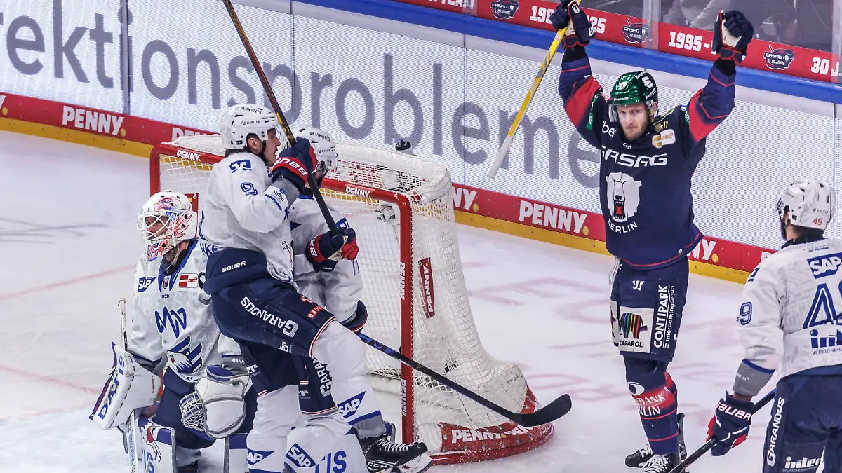 26-04-2026-Berlin-Eishockey-Maenner-DEL-Eisbaeren-Berlin-Adler-Mannheim-Meisterschaftsrunde-Finale-2-Spieltag-Uber-Arena-Manuel-Wiederer-Eisbaeren-Berlin-erzielt-zum-1-0-und-freut-sich-ueber-den-Treffer
