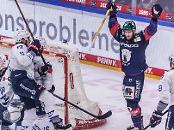26 04 2026 Berlin Eishockey Maenner DEL Eisbaeren Berlin Adler Mannheim Meisterschaftsrunde Finale 2 Spieltag Uber Arena Manuel Wiederer Eisbaeren Berlin Erzielt Zum 1 0 Und Freut Sich Ueber Den Treffer