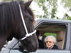 Keine Ähnlichkeit zur Monarchin?: Bildhauer verteidigt sich im Streit über Denkmal für die Queen