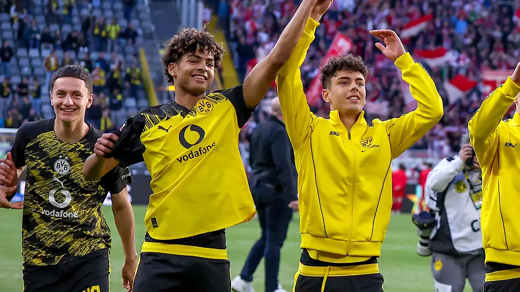 26-04-2026-Fussball-Borussia-Dortmund-SC-Freiburg-1-Fussball-Bundesliga-31-Spieltag-Signal-Iduna-Park-Saison-2025-2026-Mathis-Albert-BVB-41-und-Samuele-Inacio-BVB-40-feiern-zusammen-neben-Luca-Reggiani-BVB-49-den-4-0-Sieg-DFB-regulations-prohibit-any-use-of-photographs-as-image-sequences-and-or-quasi-video