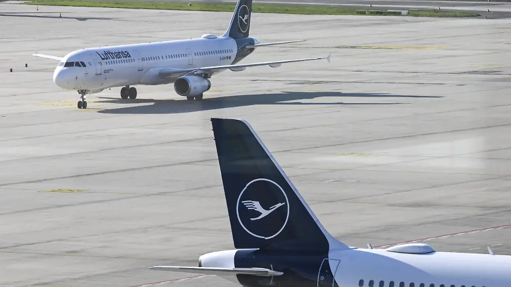 Lufthansa-to-cancel-20-000-short-haul-flights-amid-rising-fuel-costs-BERLIN-GERMANY-APRIL-23-An-aircraft-belonging-to-Lufthansa-is-seen-at-the-apron-of-Berlin-Brandenburg-Airport-as-Lufthansa-announces-it-will-cancel-20-000-scheduled-short-haul-flights-by-October-due-to-rising-jet-fuel-prices-in-Berlin-Germany-on-April-23-2026-Halil-Sagirkaya-Anadolu-Berlin-Germany-Editorial-use-only-Please-get-in-touch-for-any-other-usage