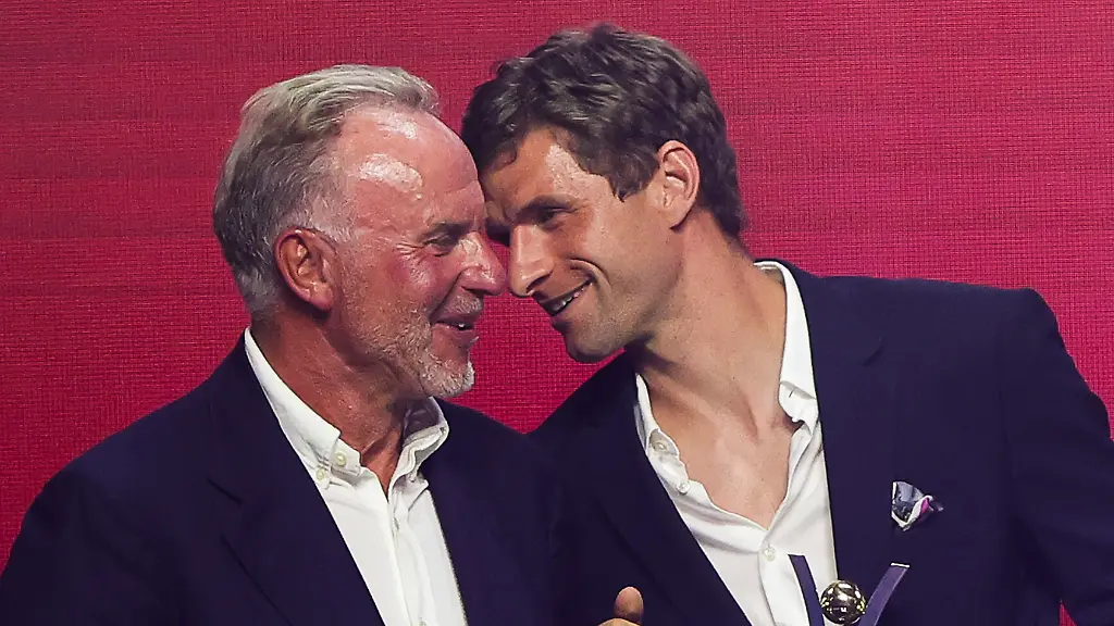 Die-Fussballspieler-Karl-Heinz-Rummenigge-l-und-Thomas-Mueller-lachen-bei-der-Verleihung-des-Sport-Bild-Award-2023-in-den-Fischauktionshallen-Stellvertretend-erhielten-die-Fussballer-eine-Ehrung-fuer-das-60-jaehrige-Jubilaeum-der-Fussball-Bundesliga-die-am-24-August-1963-ihren-ersten-Spieltag-hatte