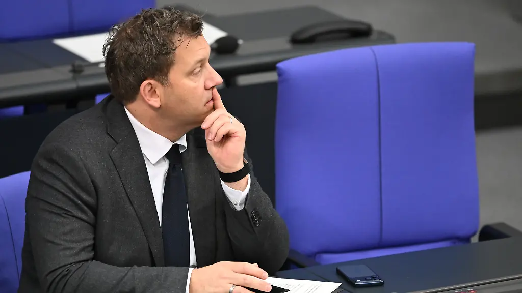 Lars-Klingbeil-SPD-Bundesminister-der-Finanzen-nimmt-an-einer-Sitzung-des-Bundestags-teil