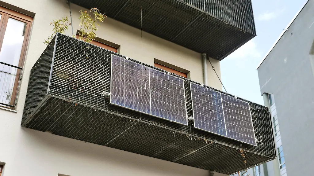 Balkonkraftwerke-liegen-im-Trend-aber-wie-gruen-sind-die-kleinen-Solaranlagen