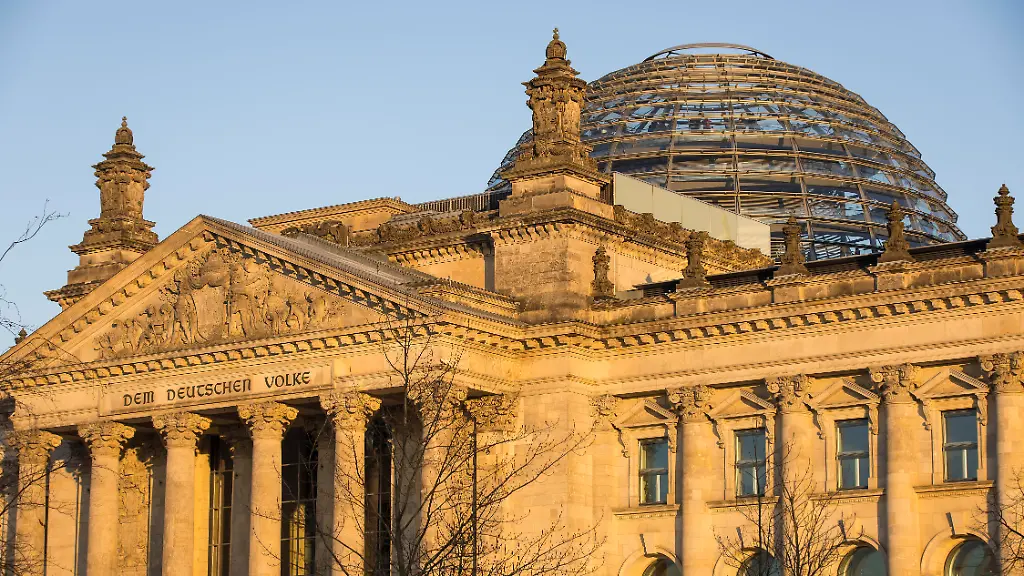Reichstagsgebaeude-zum-Abendlicht-am-17-12-2025