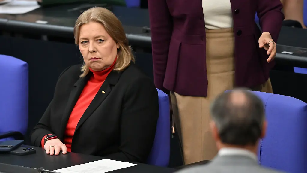 24-04-2026-Berlin-Baerbel-Bas-l-SPD-Bundesministerin-fuer-Arbeit-und-Soziales-nimmt-an-einer-Sitzung-im-Plenum-des-Bundestags-teil-Thema-ist-unter-anderem-das-Neun-Euro-Ticket