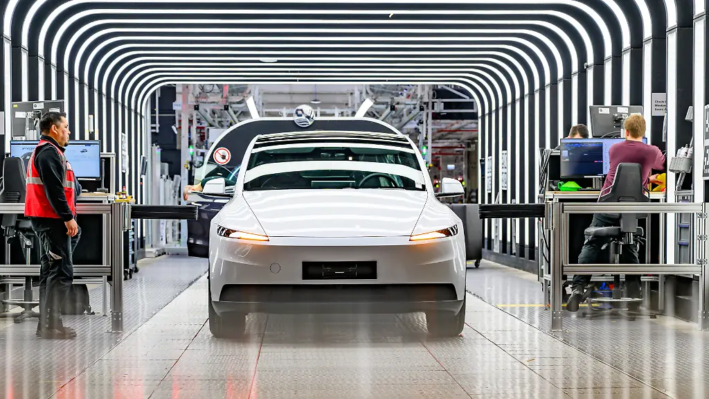 In-der-Gigafactory-Berlin-Brandenburg-rollen-Fahrzeuge-vom-Typ-Tesla-Model-Y-bei-der-Endkontrolle-vom-Band