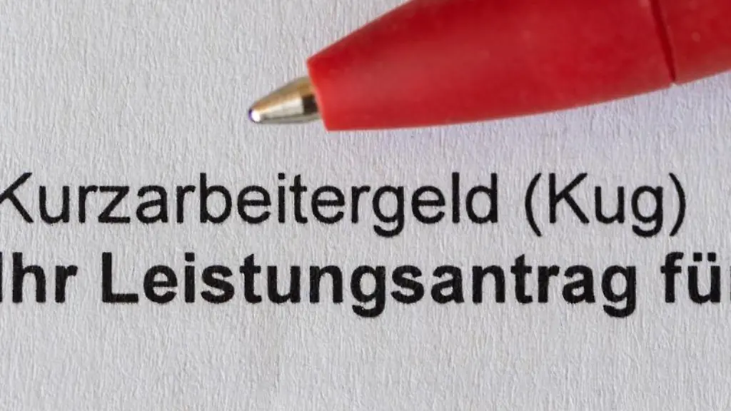 Ein-roter-Stift-liegt-auf-einem-Antrag-fuer-Kurzarbeitergeld