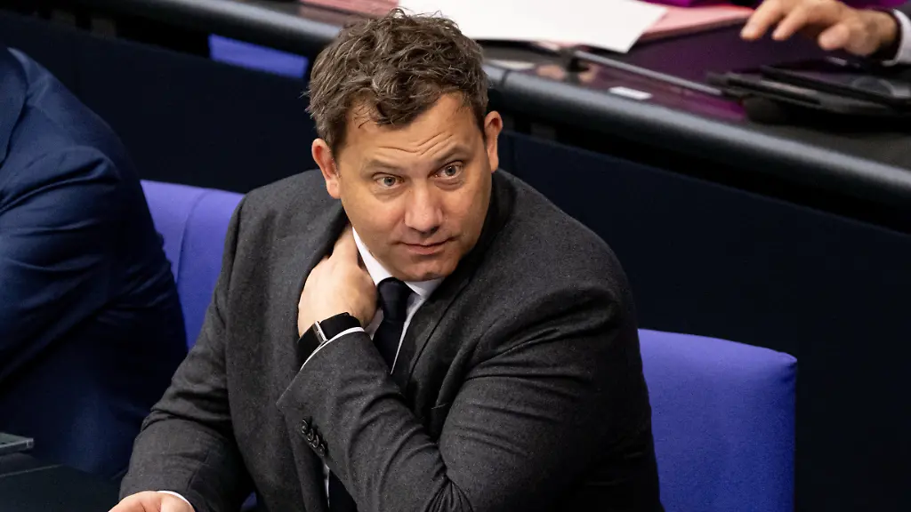 Lars-Klingbeil-SPD-Bundesminister-der-Finanzen-nimmt-an-der-Debatte-zur-Senkung-der-Energiesteuer-fuer-Kraftstoffe-im-Plenum-des-Bundestags-teil