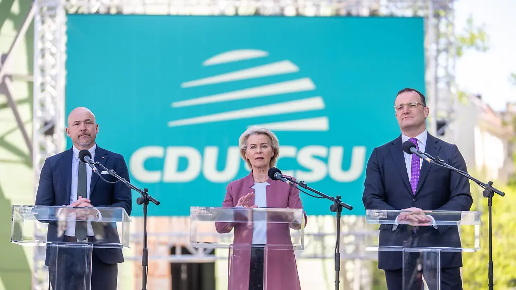 Jens-Spahn-CDU-CDU-CSU-Fraktionsvorsitzender-im-Bundestag-spricht-neben-Alexander-Hoffmann-CSU-Landesgruppenvorsitzender-im-Bundestag-und-Ursula-von-der-Leyen-Praesidentin-der-EU-Kommission-vor-Beginn-der-zweitaegigen-Klausur-des-Vorstands-der-CDU-CSU-Bundestagsfraktion