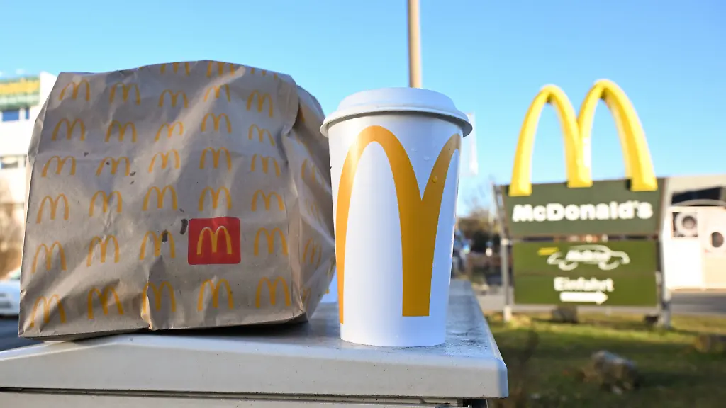 PRODUKTION-21-01-2025-Baden-Wuerttemberg-Karlsruhe-Eine-McDonald-s-To-Go-Tuete-und-ein-To-Go-Becher-stehen-vor-einer-Tuebinger-McDonald-s-Filiale-Das-Bundesverfassungsgericht-entscheidet-ueber-die-umstrittene-Verpackungssteuer-auf-Einwegbecher-und-Essensverpackungen-der-Stadt-Tuebingen