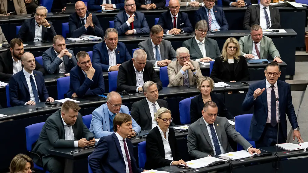 Kay-Gottschalk-r-AfD-Mitglied-des-Deutschen-Bundestages-spricht-bei-der-Debatte-zur-Senkung-der-Energiesteuer-fuer-Kraftstoffe-im-Plenum-des-Bundestags-bei-einer-Kurzintervention-vor-der-AfD-Fraktion-Mit-der-voruebergehenden-Senkung-der-Mineraloelsteuer-sollen-Verbraucher-an-der-Tankstelle-entlastet-werden