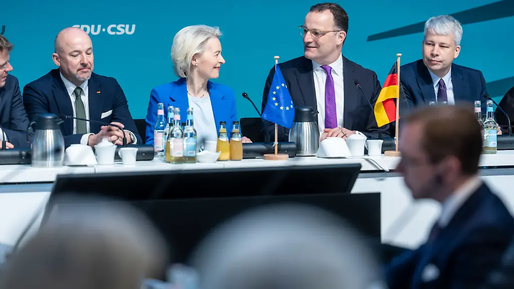 27-04-2026-Berlin-Jens-Spahn-CDU-2-v-r-CDU-CSU-Fraktionsvorsitzender-im-Bundestag-spricht-mit-Ursula-von-der-Leyen-2-v-l-Praesidentin-der-EU-Kommission-neben-Alexander-Hoffmann-l-CSU-Landesgruppenvorsitzender-im-Bundestag-und-Steffen-Bilger-r-Erster-parlamentarischer-Geschaeftsfuehrer-der-Union-zu-Beginn-der-zweitaegigen-Klausur-des-Vorstands-der-CDU-CSU-Bundestagsfraktion