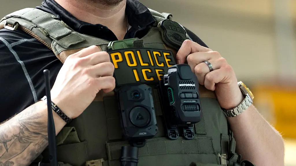 An-ICE-agent-assists-a-traveler-at-Baltimore-Washington-International-Thurgood-Marshall-Airport-BWI-in-Baltimore-Maryland-on-Monday-March-30-2026-Airports-across-the-country-began-returning-to-usual-security-wait-times-as-TSA-agents-began-receiving-their-first-paychecks-since-a-partial-government-shutdown-began-on-February-14