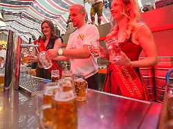 Baden-Württemberg: Einsatz am Zapfhahn: Demirovic löst Bier-Versprechen ein