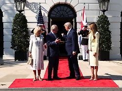 Staatsbesuch in schweren Zeiten: Trump begrüßt König Charles und Camilla