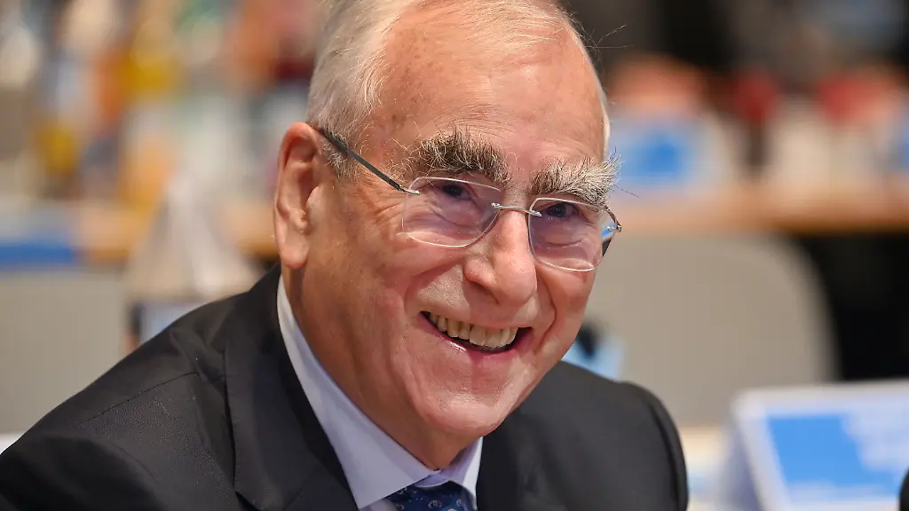 Theo-WAIGEL-Einzelbild-angeschnittenes-Einzelmotiv-Portraet-Portrait-Portr-t-CSU-Parteitag-2025-am-12-und-13-12