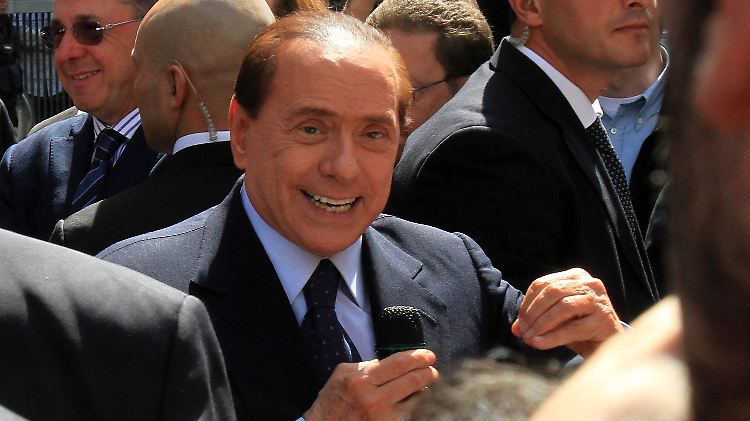 "Ich war bewegt": Berlusconi vor dem Gerichtsgebäude in Mailand.