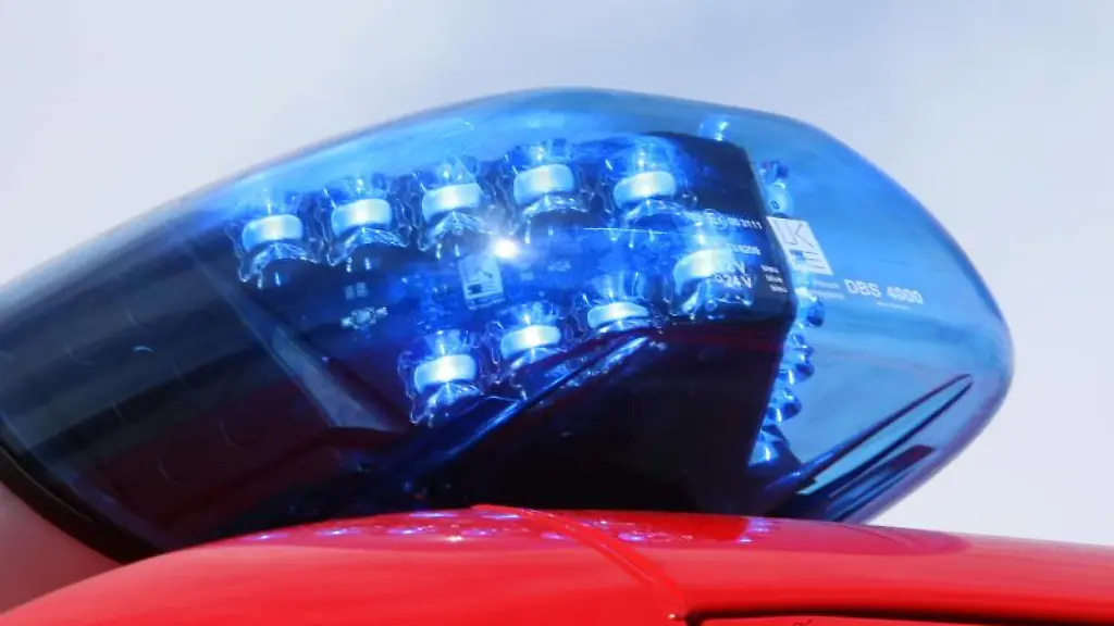 Ein-Blaulicht-leuchtet-auf-einem-Einsatzwagen-der-Feuerwehr