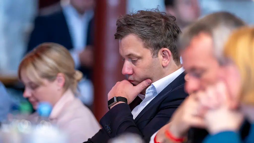 Lars-Klingbeil-SPD-Parteivorsitzender-Vizekanzler-und-Finanzminister-verfolgt-die-Klausurtagung-der-SPD-Landesgruppen-Nordrhein-Westfalen-und-Niedersachsen-in-der-Hechelei-Die-rund-50-Bundestagsabgeordneten-diskutieren-zwei-Tage-lang-ueber-den-Sozialstaat-sowie-ueber-Arbeitsmarkt-und-Industriepolitik