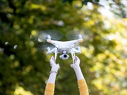 Bei Absturz geschützt: Drohnenflug ohne Risiko: Welche Versicherung wichtig ist