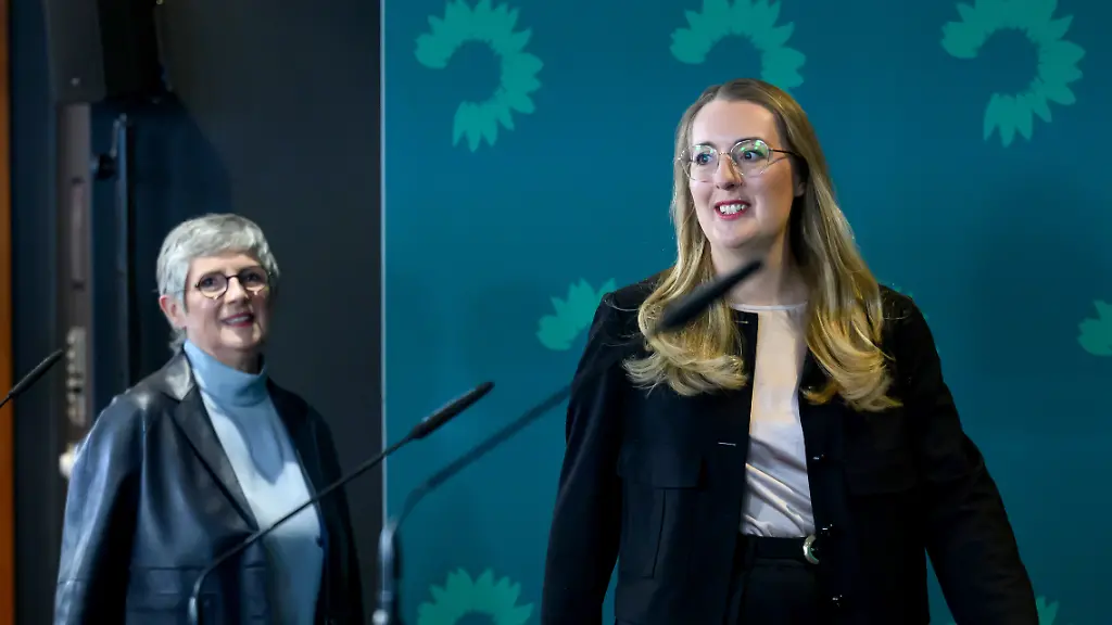 Zu-Beginn-der-Klausurtagung-der-Bundestagsfraktion-von-Buendnis-90-Die-Gruenen-kommen-die-Fraktionsvorsitzenden-Katharina-Droege-r-und-Britta-Hasselmann-zu-einem-Pressestatement-Die-Abgeordneten-der-Fraktion-treffen-sich-in-der-Messestadt-zu-einer-zweitaegigen-Klausur