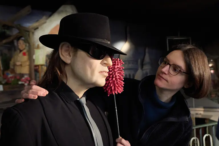 Susanne-Faerber-r-Geschaeftsfuehrerin-putzt-mit-einem-Staubwedel-die-Wachsfigur-von-Udo-Lindenberg-Im-Panoptikum-dem-Wachsfigurenkabinett-auf-der-Reeperbahn-ist-der-Fruehjahrsputz-in-den-letzten-Zuegen