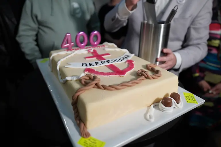 Eine-Geburtstagstorte-mit-der-Aufschrift-400-Reeperbahn-steht-waehrend-einer-Pressekonferenz-zu-400-Jahre-Reeperbahn-auf-einem-Tisch-im-Arcotel-Onyx-Die-beruehmt-beruechtigte-Amuesiermeile-Reeperbahn-wird-400-Jahre-alt