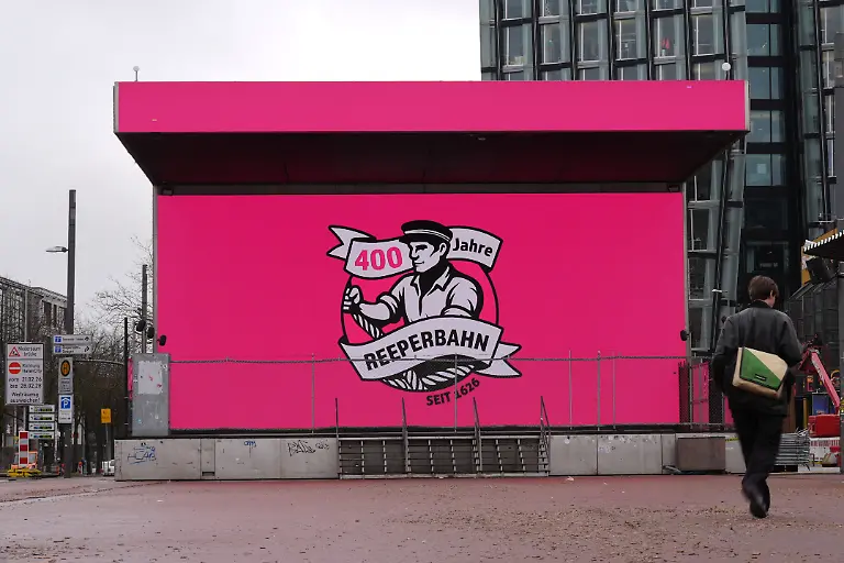 400-Jahre-Reeperbahn-steht-auf-der-Multimedialeinwand-auf-dem-Spielbudenplatz-auf-der-Reeperbahn-Die-beruehmt-beruechtigte-Amuesiermeile-Reeperbahn-wird-400-Jahre-alt