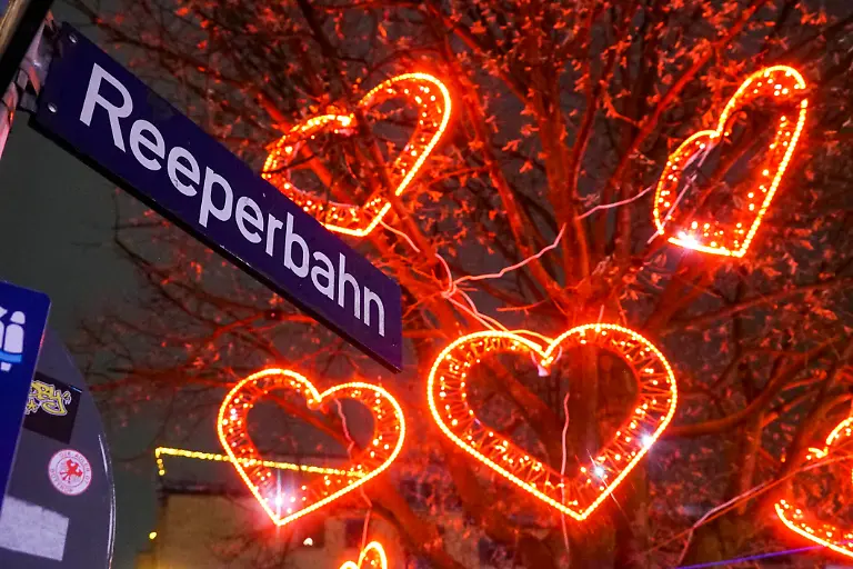 Rote-Herzen-erleuchten-das-Hamburger-Rotlichtviertel-auf-der-Reeperbahn-neue-Herzerwaermende-Beleuchtung-zur-kalten-Jahreszeit-Hamburg-am-04-Dezember-2024-Mit-rot-leuchtenden-Herzen-soll-jetzt-auch-auf-der-Reeperbahn-der-Rotlichtmeile-ein-wenig-weihnachtliche-Stimmung-erzeugt-werden