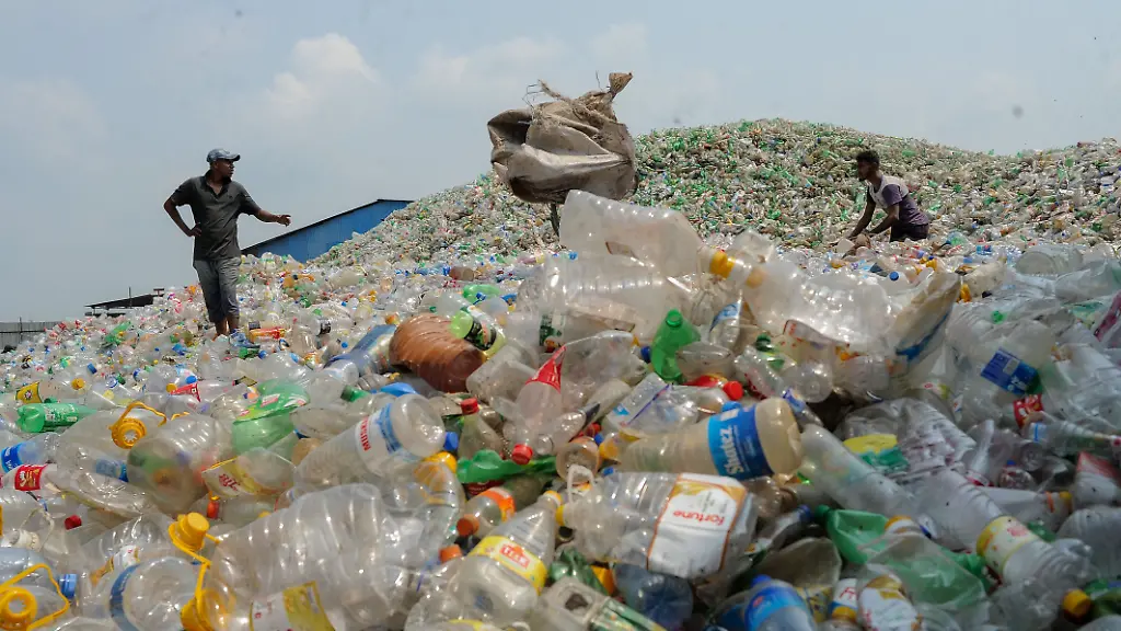 March-29-2026-Chattogram-Bangladesh-Workers-sort-and-process-recyclable-plastic-waste-gathered-from-domestic-and-imported-sources-at-a-recycling-facility-in-Chattogram-underscoring-the-cityA-a-a-s-growing-role-as-a-key-hub-in-the-global-plastic-recycling-network