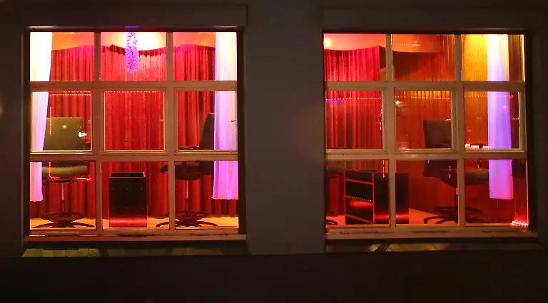 Hell-erleuchtet-aber-menschenleer-ist-die-Fensterfront-eines-Bordells-in-der-legendaeren-Herbertstrasse-auf-der-Reeperbahn-in-Hamburg-aufgenommen-am-25-01-2013