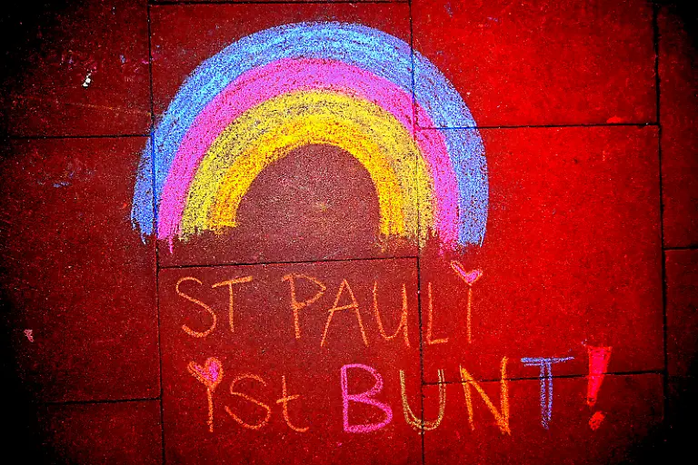 Deutschland-Archiv-21-01-20223-Hamburg-Reeperbahn-Mahnwache-gegen-Homophobie-und-Gewalt-Der-Kiez-ist-bunt-Teilnehmer-Demonstranten-mit-bunten-Regenbogen-Fahnen-Solidaritaet-mit-Opfern-von-Gewalt-Am-Mittwoch-den-24-11-2021-moechten-wir-mit-der-Aktion-DER-KIEZ-IST-BUNT-gemeinsam-mit-euch-ein-Zeichen-gegen-Gewalt-und-Hasskriminalitaet-setzen-Warum-machen-wir-das-Hintergrund-der-Aktion-ist-der-schockierende-Uebergriff-auf-zwei-Gaeste-unserer-Wunderbar-waehrend-einer-Party-in-der-Nacht-vom-31-10-2021-Diese-wurden-Opfer-eines-homophoben-Angeriffs-und-wurden-dabei-grundlos-verpruegelt