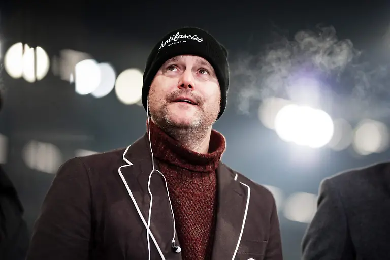 Hamburg-23-Januar-2026-Fussball-1-Bundesliga-2025-26-FC-St-Pauli-Hamburger-SV-Oke-Goettlich-FC-St-Pauli-Praesident-Hinweis-Gemaess-den-Vorgaben-der-DFL-Deutsche-Fussball-Liga-ist-es-untersagt-in-dem-Stadion-und-oder-vom-Spiel-angefertigte-Fotoaufnahmen-in-Form-von-Sequenzbildern-und-oder-videoaehnlichen-Fotostrecken-zu-verwerten-bzw-verwerten-zu-lassen-DFL-regulations-prohibit-any-use-of-photographs-as-image-sequences-and-or-quasi-video