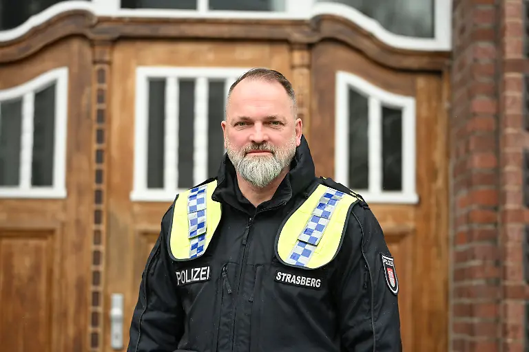 Kay-Strasberg-Leiter-der-Davidwache-an-der-Reeperbahn-steht-vor-dem-Gebaeude-der-Wache