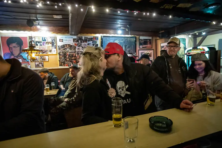 400-Jahre-Reeperbahn-in-St-Pauli-in-Hamburg-Die-Ritze-06-03-2026-EU-DEU-Deutschland-Hamburg-Hamburg-400-Jahre-Reeperbahn-Die-Reeperbahn-wurde-nach-den-Reepschlaegern-den-Seilern-benannt-Diese-Handwerker-siedelten-sich-im-Jahr-1626-hier-an-und-gaben-der-Strasse-ihren-Namen-Im-19-Jahrhundert-wandelte-sich-die-Reeperbahn-zu-einer-Vergnuegungsmeile-mit-Kneipen-Bars-Hotels-Musikklubs-Theatern-und-Bordellen-Das-Lokal-und-Boxkeller-Zur-Ritze-auf-der-Reeperbahn-bzw-in-St-Pauli-EU-DEU-Germany-Hamburg-Hamburg-400-years-of-the-Reeperbahn-The-Reeperbahn-was-named-after-the-rope-makers-the-Seiler-These-craftsmen-settled-here-in-1626-and-gave-the-street-its-name