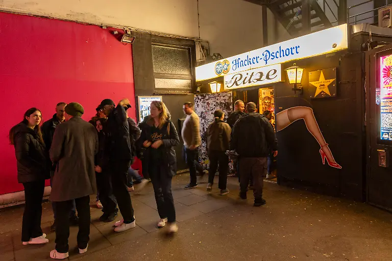 400-Jahre-Reeperbahn-in-St-Pauli-in-Hamburg-Die-Ritze-06-03-2026-EU-DEU-Deutschland-Hamburg-Hamburg-400-Jahre-Reeperbahn-Die-Reeperbahn-wurde-nach-den-Reepschlaegern-den-Seilern-benannt-Diese-Handwerker-siedelten-sich-im-Jahr-1626-hier-an-und-gaben-der-Strasse-ihren-Namen-Im-19-Jahrhundert-wandelte-sich-die-Reeperbahn-zu-einer-Vergnuegungsmeile-mit-Kneipen-Bars-Hotels-Musikklubs-Theatern-und-Bordellen-Das-Lokal-und-Boxkeller-Zur-Ritze-auf-der-Reeperbahn-bzw-in-St-Pauli-EU-DEU-Germany-Hamburg-Hamburg-400-years-of-the-Reeperbahn-The-Reeperbahn-was-named-after-the-rope-makers-the-Seiler-These-craftsmen-settled-here-in-1626-and-gave-the-street-its-name