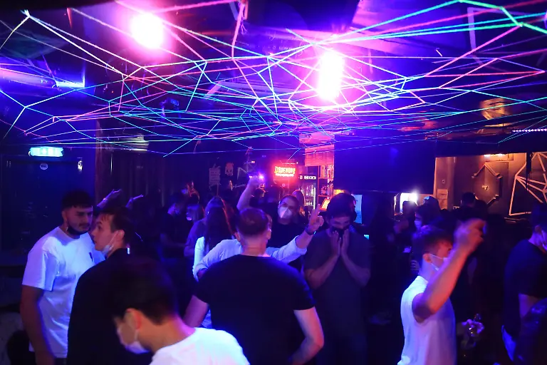 Hamburg-der-28-08-2021-Punkt-0-00-Uhr-oeffnete-das-Blankenese-Kiezinternat-in-der-Grossen-Freiheit-10-seine-Tueren-Mit-Inkrafttreten-der-2G-Regeln-wollte-Clubchef-Said-Abou-Chabab-mit-rund-120-Gaesten-auf-dem-Kiez-feiern-Doch-das-Vergnuegen-war-nur-von-kurzer-Dauer-Um-1-35-Uhr-beendeten-Polizei-und-Gesundheitsamt-die-Party-so-der-Fuehrungs-und-Lagedienst-der-Polizei-Innerhalb-des-BKI-Kiezinternates-wurden-zahlreiche-Verstoesse-gegen-die-Maskenpflicht-festgestellt-Ausserdem-waren-einige-Gaeste-und-auch-ein-Tuersteher-nicht-geimpft-Um-2-26-Uhr-war-dann-auch-der-letzte-Gast-aus-dem-Laden-und-die-polizeilichen-Massnahmen-abgeschlossen-Erste-2G-Party-auf-dem-Kiez-vom-Gesundheitsamt-beendet-Hamburg-Hamburg-Deutschland-St