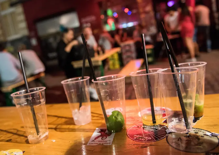 Leere-Plastikbecher-stehen-vor-einer-Kneipe-auf-einem-Tisch-An-Wochenenden-gilt-derzeit-jeweils-zwischen-20-00-und-6-00-Uhr-ein-Alkoholverkaufsverbot