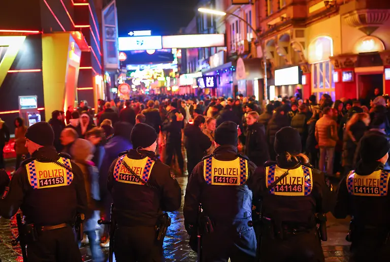 Polizeikraefte-kontrollieren-den-Zugang-zur-Grossen-Freiheit-auf-der-Reeperbahn-kurz-vor-dem-Jahreswechsel