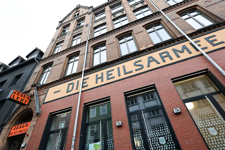 Blick-auf-das-Gebaeude-der-Heilsarmee-Korps-Hamburg-mit-der-Tages-und-Begegnungsstaette-Heimathafen-Heilsarmee-in-der-Talstrasse-an-der-Reeperbahn