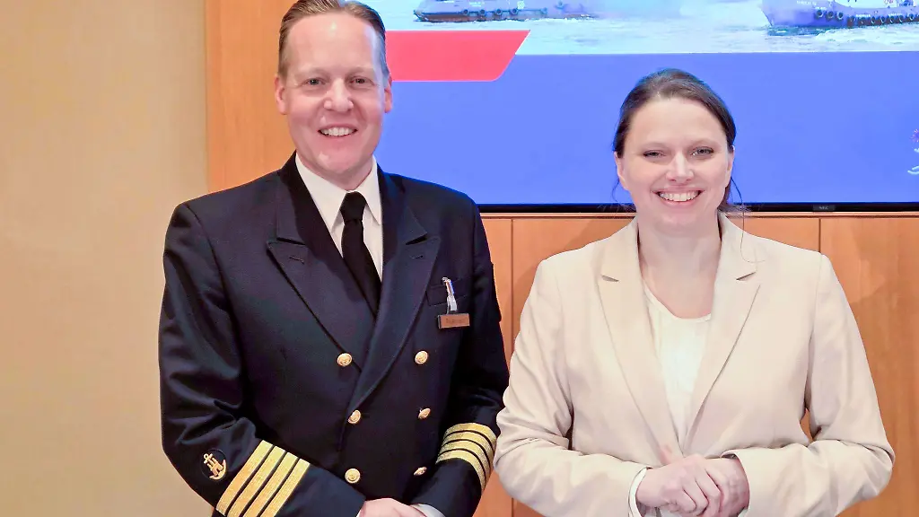 Hafenkapitaen-Rosenkranz-und-Wirtschaftssenatorin-Leonhard-wollen-beim-837-Hafengeburtstag-Rekorde-brechen