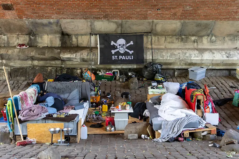 Obdachlose-in-Hamburg-11-06-2025-EU-DEU-Deutschland-Hamburg-Hamburg-Obdachlose-haben-sich-unter-der-Kersten-Miles-Bruecke-in-St-Pauli-eingerichtet-EU-DEU-Germany-Hamburg-Hamburg-Homeless-people-have-made-themselves-at-home-under-the-Kersten-Miles-Bruecke-in-St-Pauli