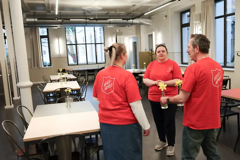 Majorin-Mareike-Walz-M-Heilsarmee-Korps-Hamburg-spricht-mit-zwei-Mitarbeitern-in-den-Raeumen-der-Tages-und-Begegnungsstaette-Heimathafen-Heilsarmee-in-der-Talstrasse-an-der-Reeperbahn