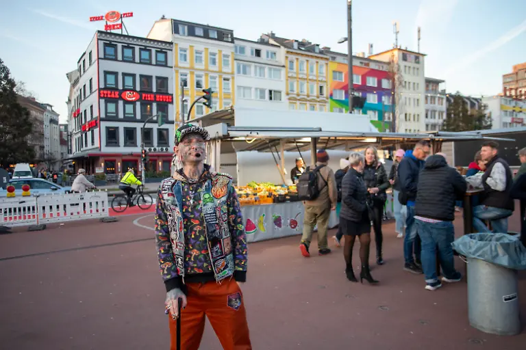 400-Jahre-Reeperbahn-in-St-Pauli-in-Hamburg-18-03-2026-EU-DEU-Deutschland-Hamburg-Hamburg-400-Jahre-Reeperbahn-Die-Reeperbahn-wurde-nach-den-Reepschlaegern-den-Seilern-benannt-Diese-Handwerker-siedelten-sich-im-Jahr-1626-hier-an-und-gaben-der-Strasse-ihren-Namen-Im-19-Jahrhundert-wandelte-sich-die-Reeperbahn-zu-einer-Vergnuegungsmeile-mit-Kneipen-Bars-Hotels-Musikklubs-Theatern-und-Bordellen-Der-Nachtmarkt-der-Markt-auf-dem-Spielbudenplatz-fuer-die-Bewohner-von-St-Pauli-Nachdem-der-Dresdener-sein-Geschaeft-verloren-hatte-und-zum-Alkoholiker-wurde-zog-er-nach-Hamburg-und-kam-waehrend-seiner-Zeit-auf-der-Platte-auf-der-Reeperbahn-vom-Alkohol-ab-und-baut-sich-eine-neue-geschaeftliche-Existenz-auf